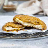 南瓜芝士蛋糕曲奇被打破以显示芝士蛋糕馅