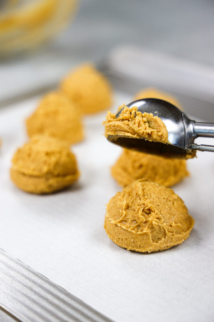 南瓜曲奇面团被舀到烤垫上冷却