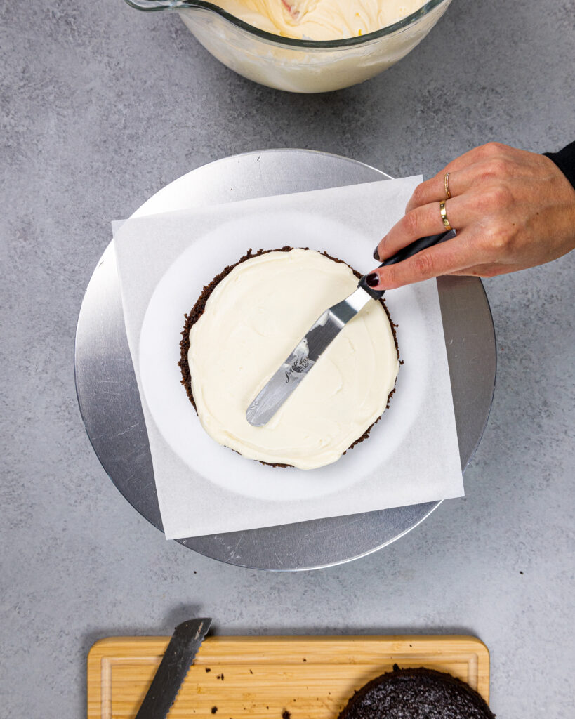 巧克力蛋糕层的形象与美国奶油乳酪磨砂