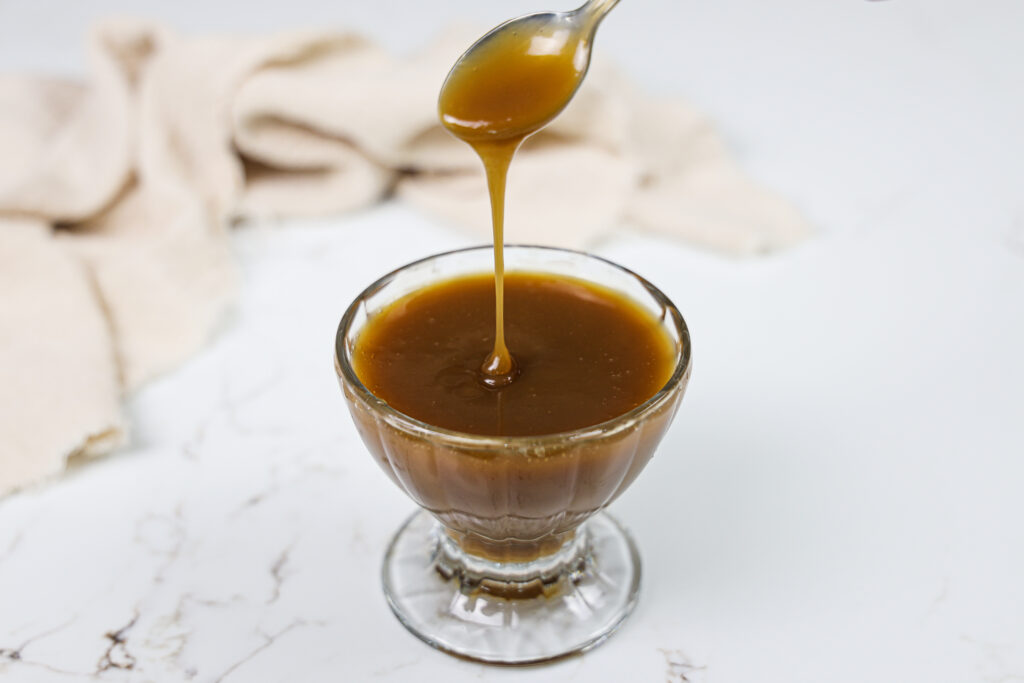 素食主义者的形象炼乳由椰奶和turbinado糖水平的