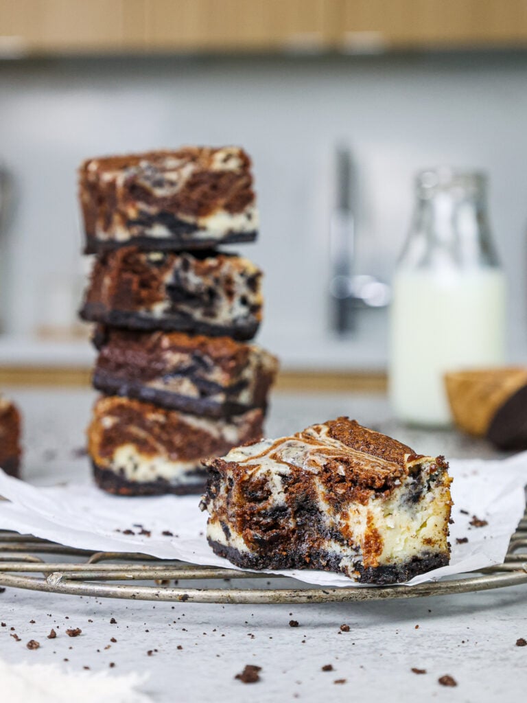 的形象被咬到的奥利奥芝士蛋糕巧克力蛋糕给漩涡的巧克力色布朗尼和奥利奥芝士蛋糕