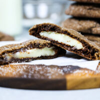 巧克力芝士蛋糕被咬了一口，露出奶油芝士蛋糕的馅