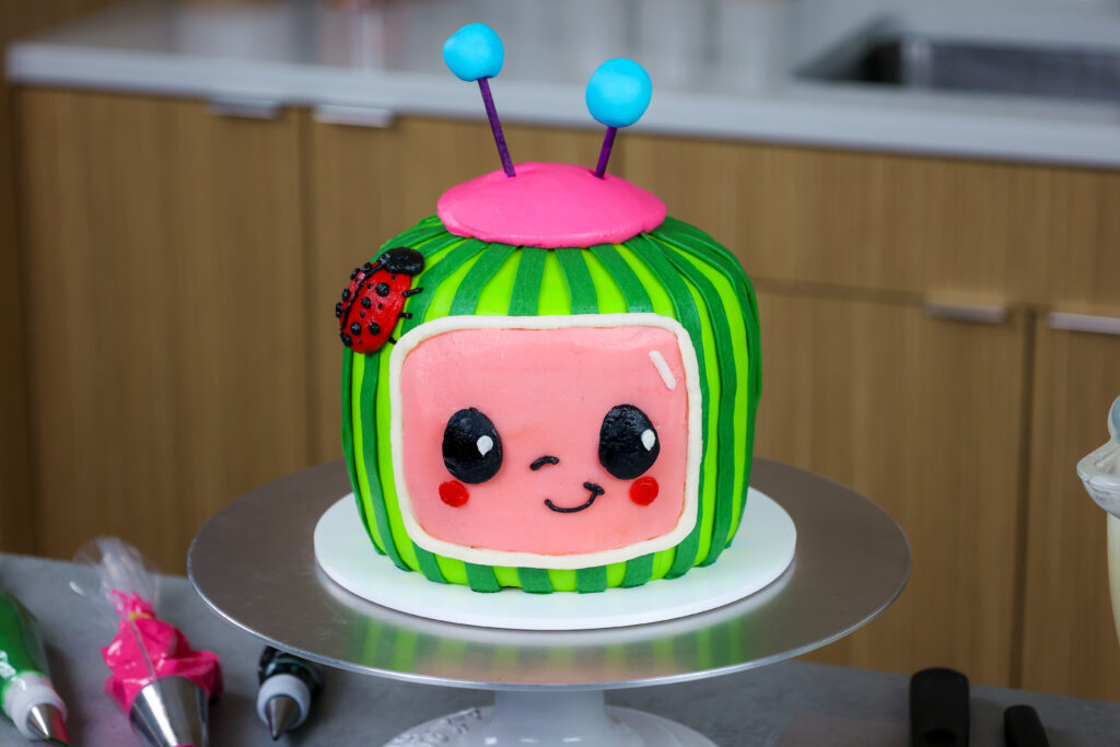 蛋糕的奶油乳酪cocomelon用红色天鹅绒蛋糕层