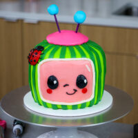 这是一个由红丝绒蛋糕层做成的奶油椰浆蛋糕