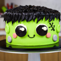 这是一个为万圣节制作的可爱的弗兰肯斯坦蛋糕