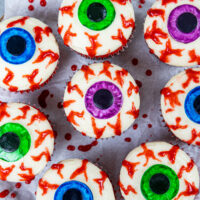 万圣节制作的血淋淋的眼球纸杯蛋糕