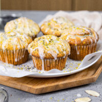 杏仁罂粟籽松饼被涂上杏仁釉的图像