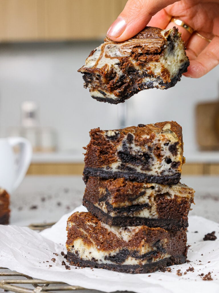 的形象被咬到的奥利奥芝士蛋糕巧克力蛋糕给漩涡的巧克力色布朗尼和奥利奥芝士蛋糕