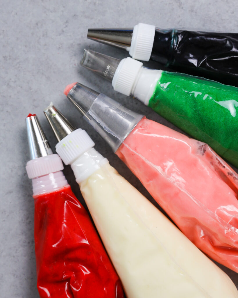 奶油乳酪色的形象和放置在管道袋装饰cocomelon蛋糕