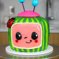 用红色天鹅绒蛋糕层制成的奶油奶油蛋糕的图像