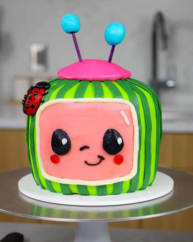 蛋糕的奶油乳酪cocomelon用红色天鹅绒蛋糕层