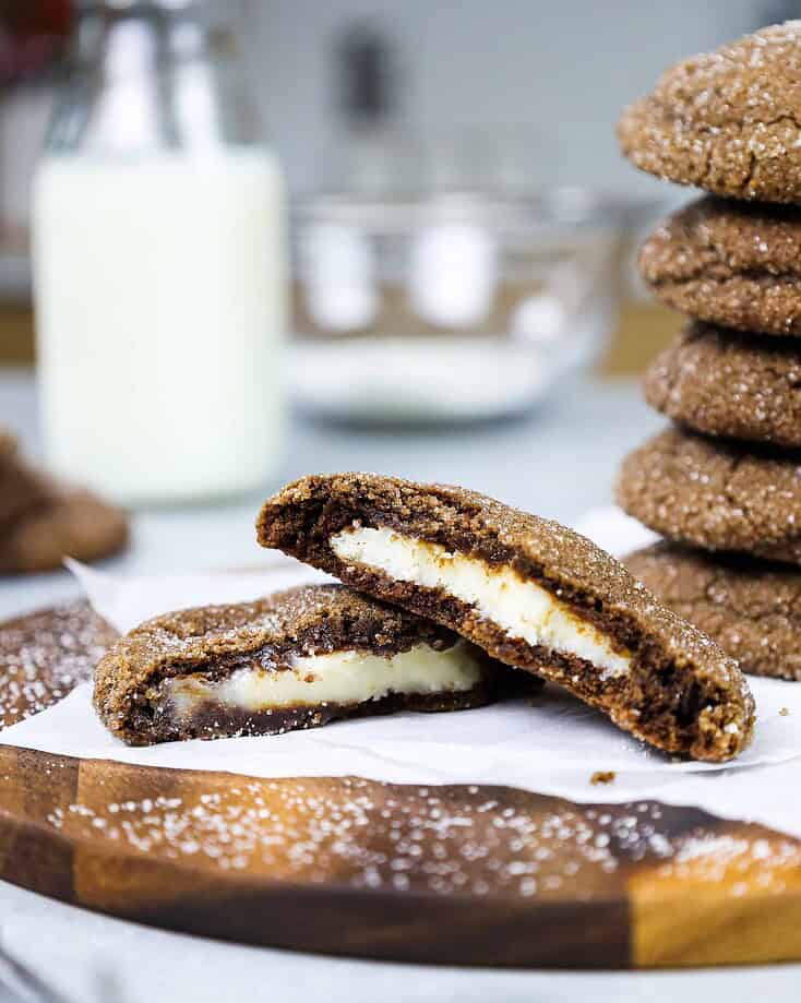 巧克力芝士蛋糕库克的图像被咬伤以显示其奶油芝士蛋糕馅