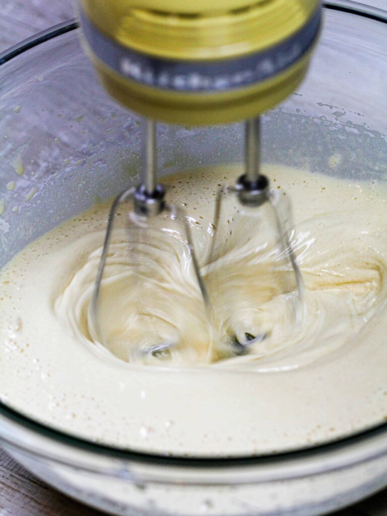 鸡蛋和糖一起被鞭打的形象与起皱的布朗尼