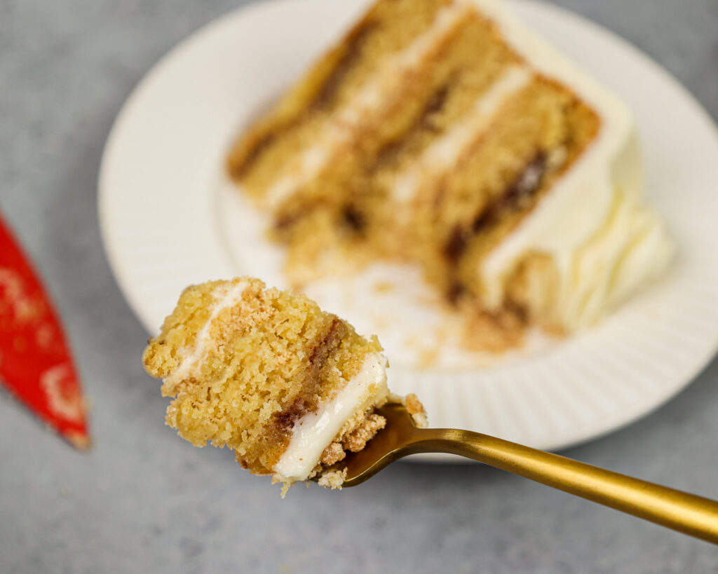 图像的咬一片咖啡蛋糕层蛋糕