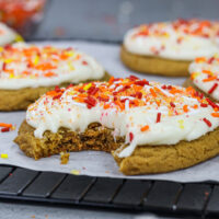 结霜的姜饼曲奇饼的图象冠上与buttercream结霜和欢乐秋天洒