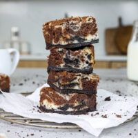 奥利奥芝士蛋糕布朗尼堆在一起的图像