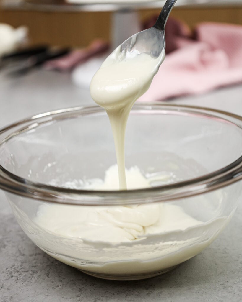 白巧克力酱的明亮的形象与白色凝胶食用色素