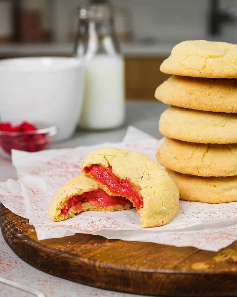 图像的覆盆子芝士蛋糕饼干开进来显示他们的覆盆子芝士蛋糕