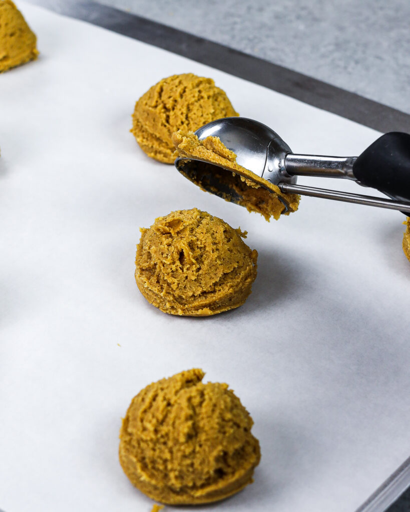 姜饼饼干面团的图像被3汤匙饼干sc