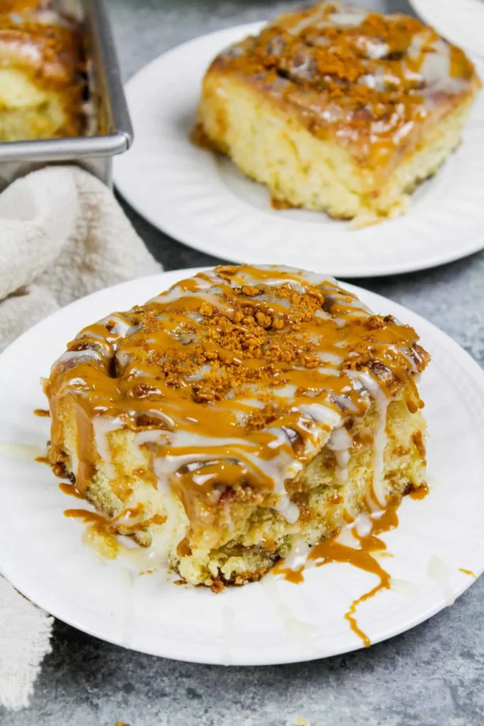 作为肉桂卷的一部分，正在分享的饼干肉桂卷的图像