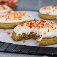 结霜的姜饼曲奇饼的图象冠上与buttercream结霜和欢乐秋天洒