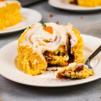 蓬松的胡萝卜蛋糕肉卷被切入到展示它是多么温柔和柔软