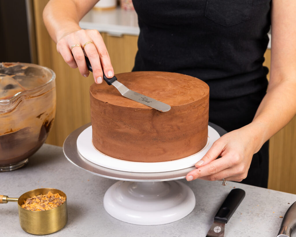 的金手指食品蛋糕上撒上巧克力奶油乳酪