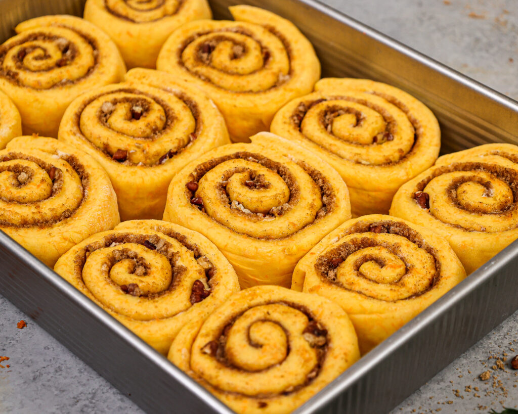 图像的胡萝卜蛋糕肉桂卷啦9到13英寸的锅,准备烤