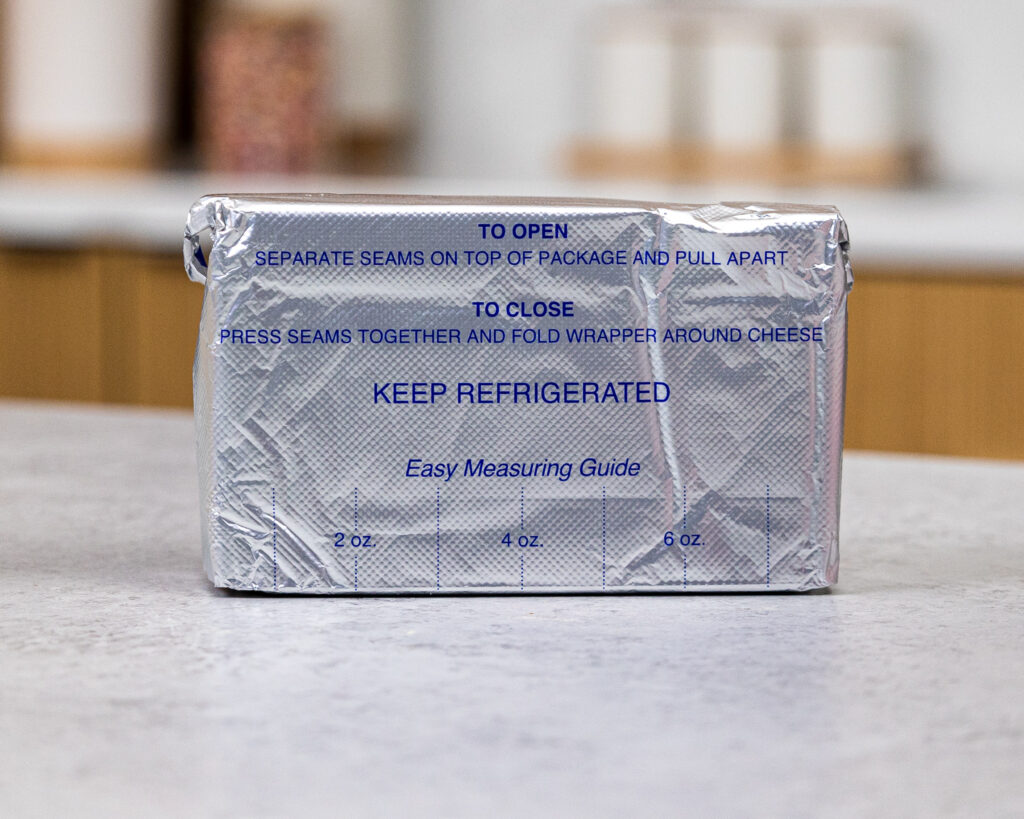 一块完整的脂肪奶油芝士的形象