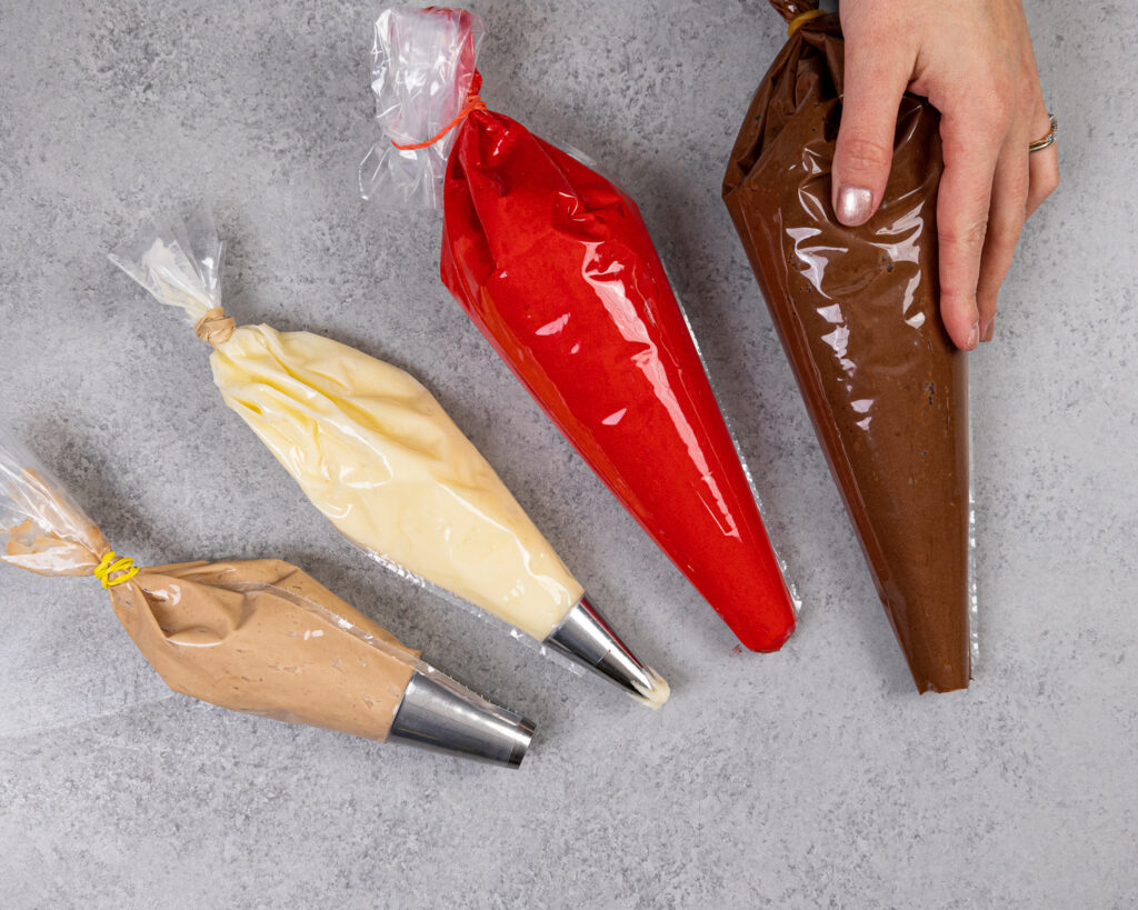 图像的糖霜袋颜色使用凝胶食用色素和可可粉