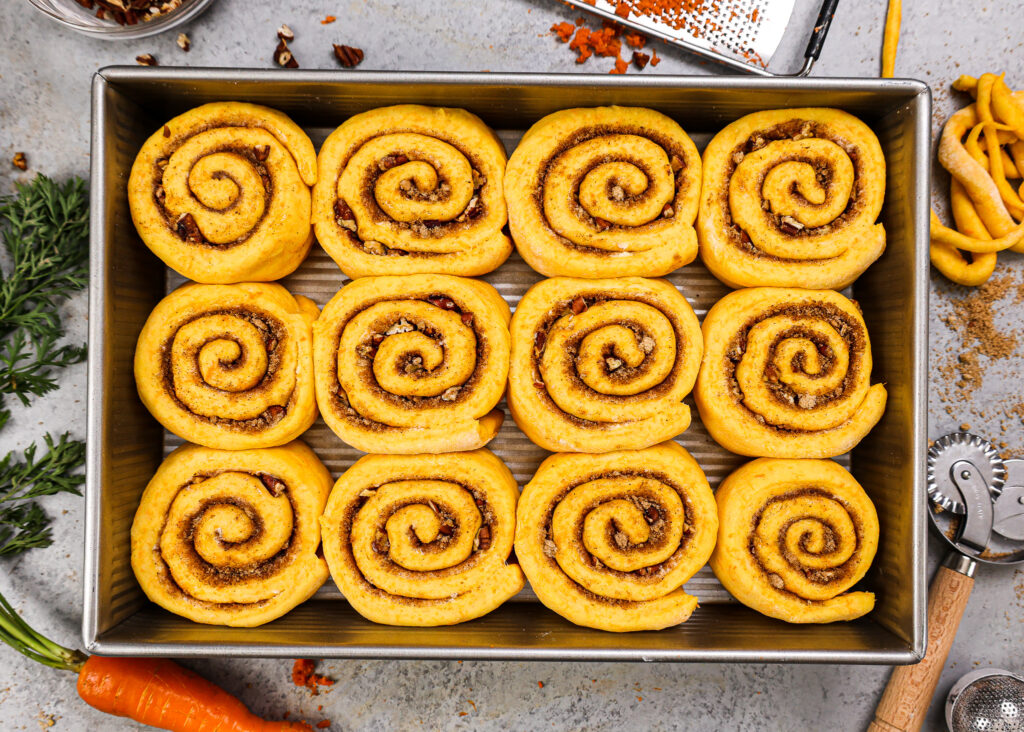 的开销的胡萝卜蛋糕肉桂卷啦9的13英寸的锅,准备烤