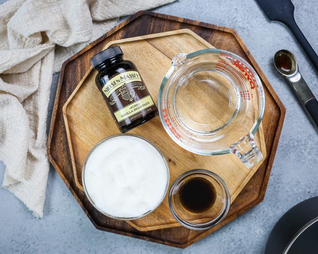 放置成分的图像使香草简单糖浆