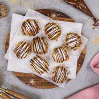 没有烘烤乳酪蛋糕叮咬的图像，被融化的巧克力淋上