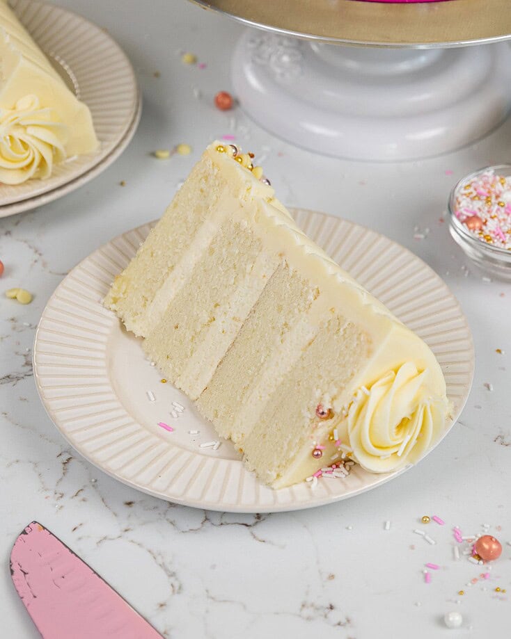 图像的香草蛋糕充满了白巧克力慕斯蛋糕