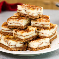 被削减和堆积在板材的烟囱般的乳酪蛋糕栏的图象