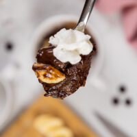 勺子上的一口香蕉巧克力杯蛋糕的图像