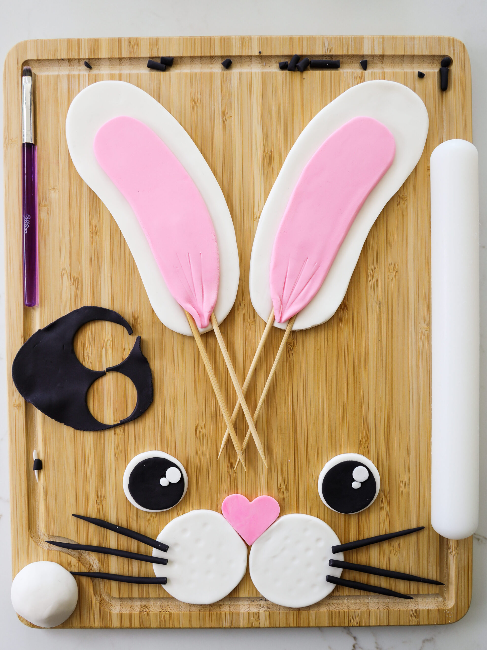 兔子的脸和耳朵的形象一直用方旦糖装饰一只兔子蛋糕