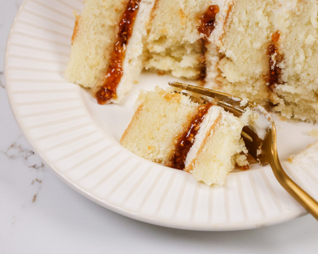 一片的形象一只山羊蛋糕在盘子里