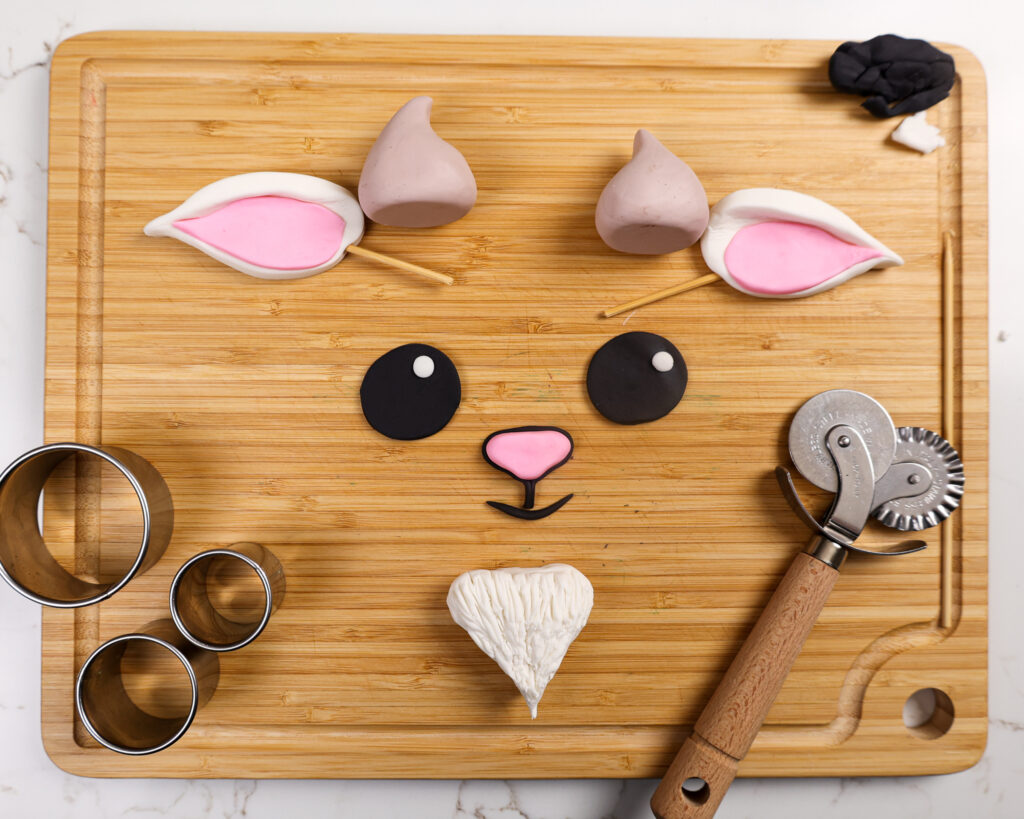 形象的脸方旦糖蛋糕装饰了一只山羊