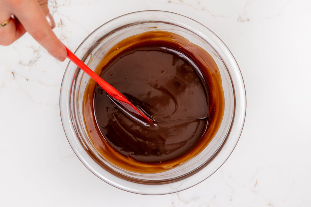 巧克力的釉的形象由奶油、牛奶巧克力和玉米糖浆