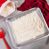 热处理的面粉的图像被倒在锅中烘烤在烤箱中，直到它到达160 f