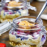 用蛋白质粉和花生酱的燕麦片的图像