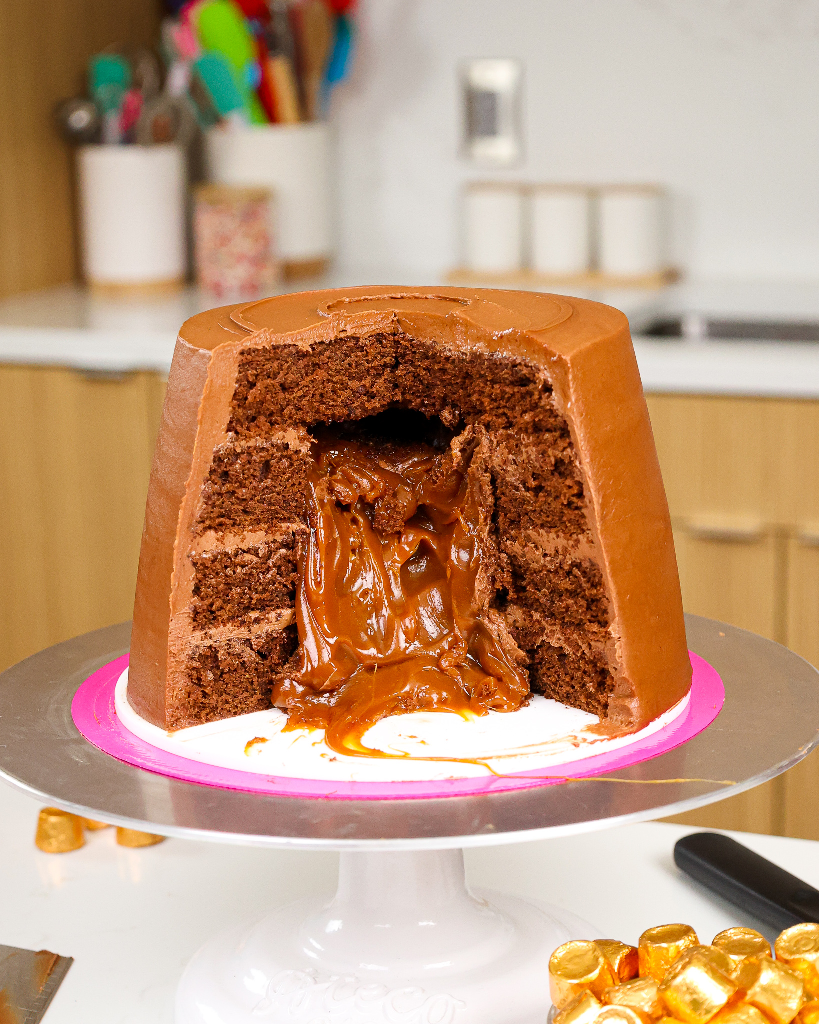 形象rolo蛋糕的装饰看起来像一个巨大的rolo和充满了焦糖