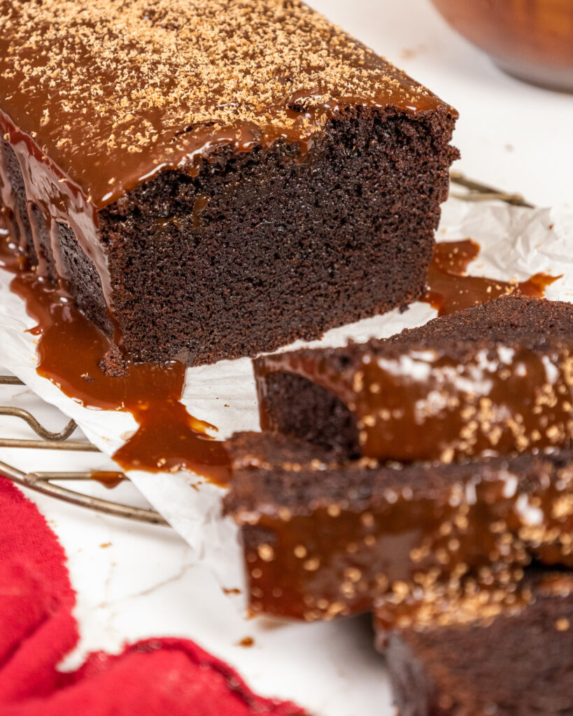 形象的巧克力酸奶油盘蛋糕切片展示温柔的和潮湿的