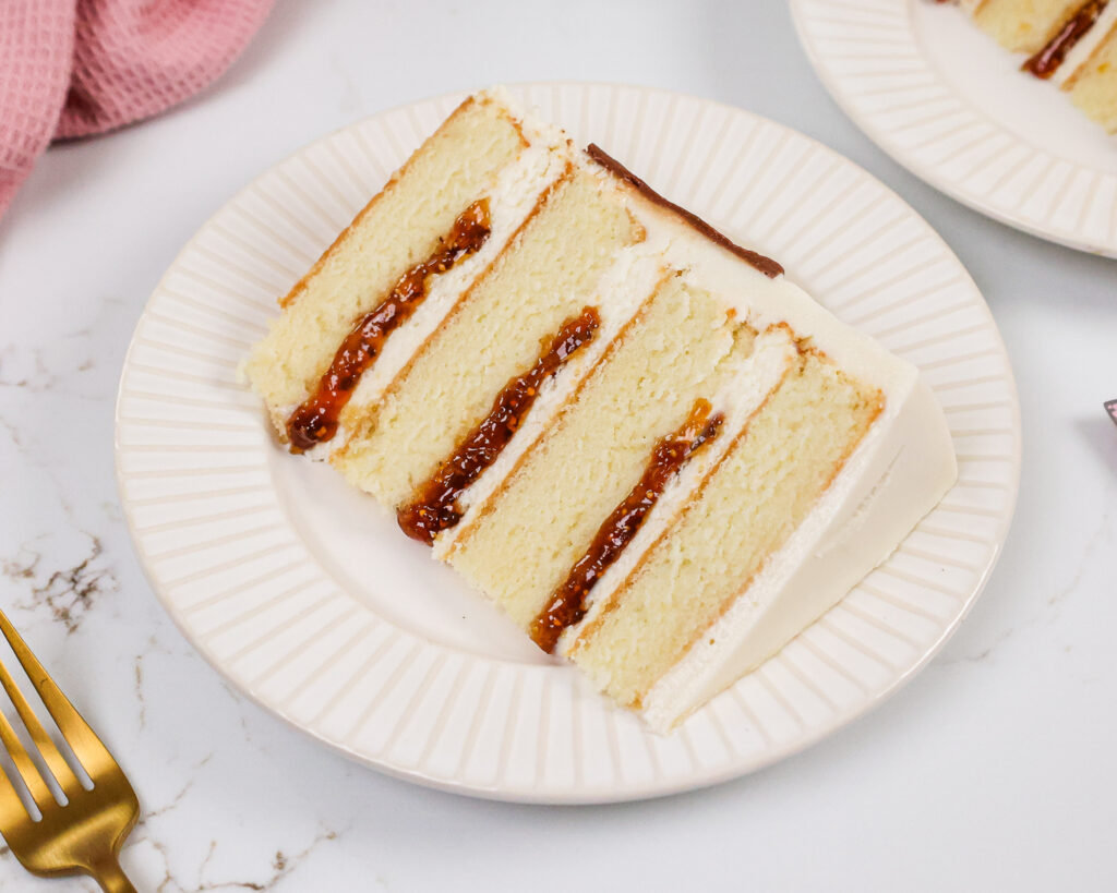 一片蛋糕的形象与山羊奶酪糖霜和无花果酱