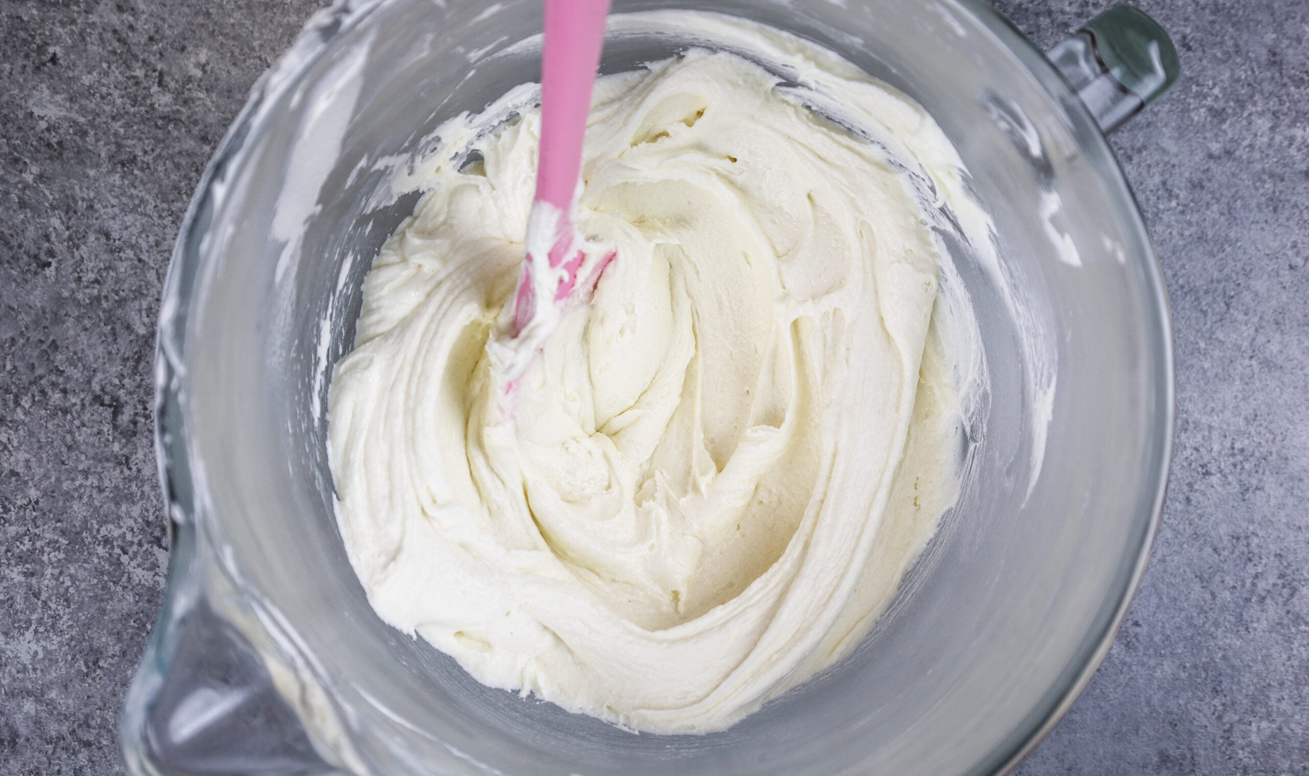 美国香草奶油乳酪的形象在碗里搅拌的抹刀超级光滑