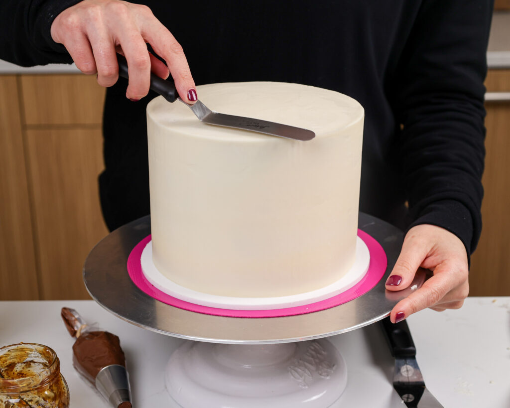 一个7英寸的蛋糕被磨砂的形象与山羊奶酪糖霜蛋糕一只山羊