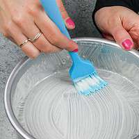 自制蛋糕释放的形象被刷到蛋糕烤盘前面糊倒在防止蛋糕层粘