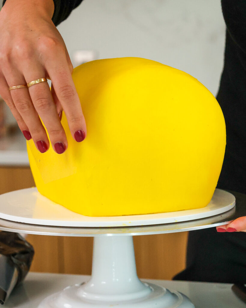 图像平滑到大黄蜂的黄色奶油乳酪蛋糕