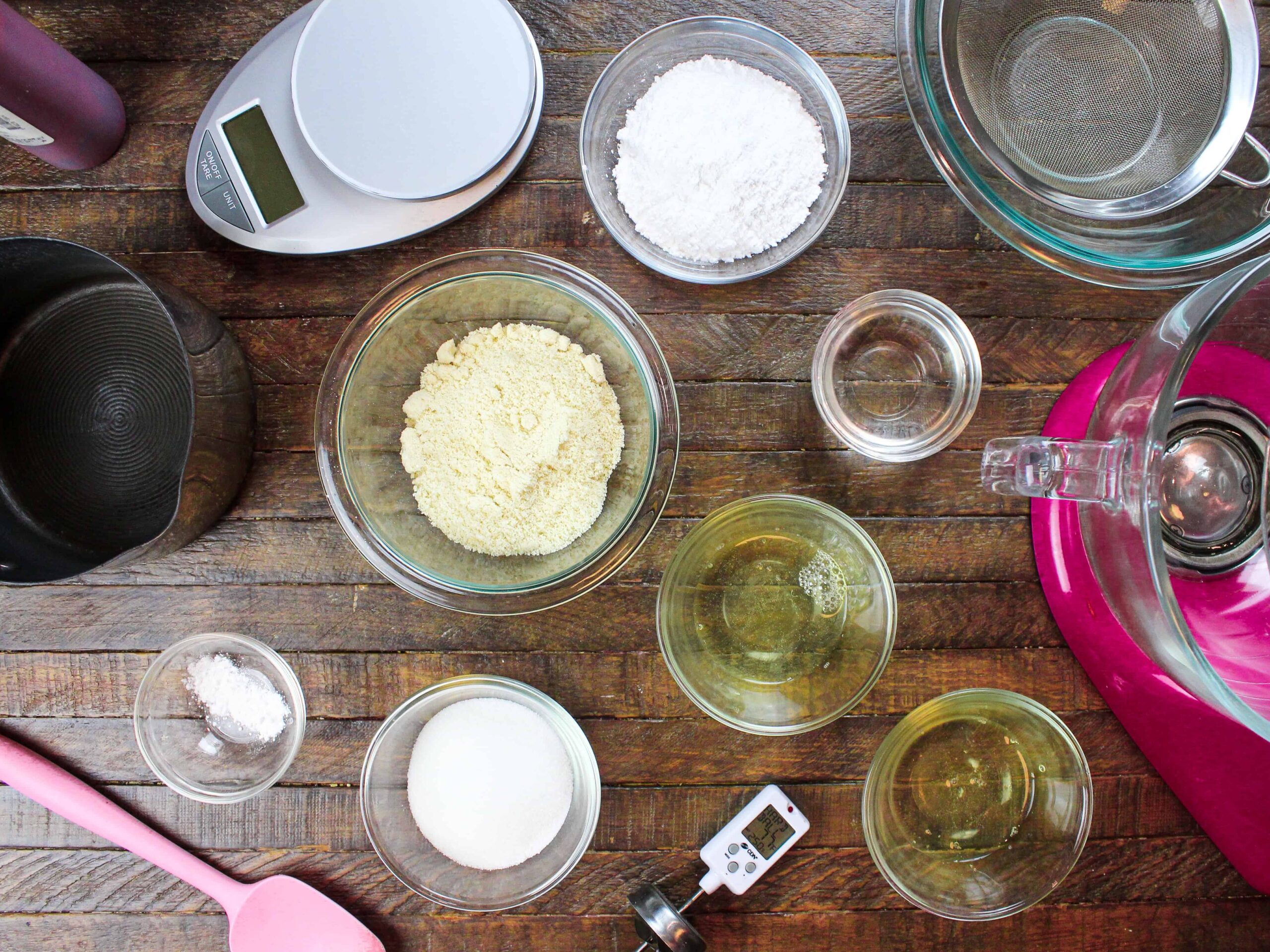 制作意大利马卡龙所需的成分和工具的图像